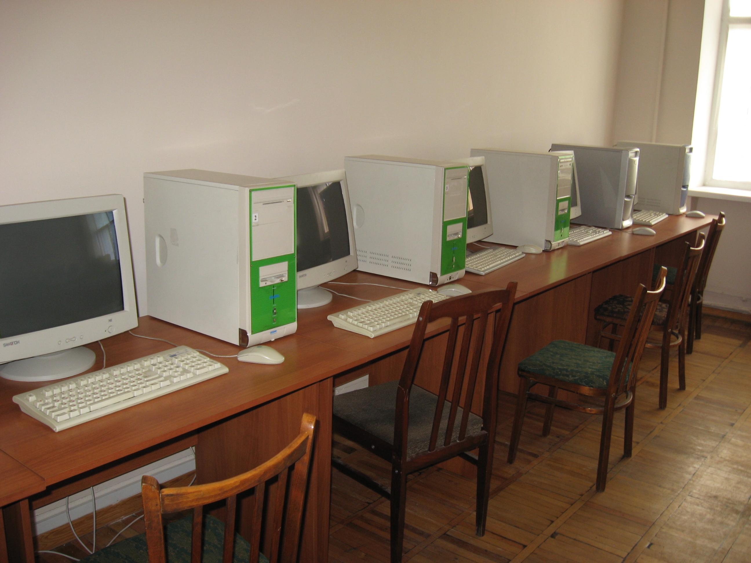 Информатика 30 лет. Старые компьютерные классы. Компьютерный класс старый. Старые компьютерные классы в школе. Кабинет информатики.